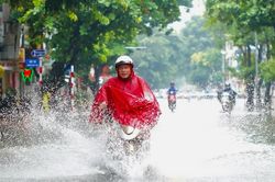 Hà Nội trưa 16/9: Mưa ngớt, phố vẫn mênh mông nước