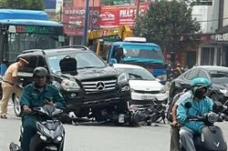 Ô tô Mercedes tông hàng loạt xe máy đang dừng chờ đèn đỏ ở TPHCM