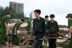 60 cán bộ, chiến sĩ công an dọn hàng chục tấn rác trên bãi biển Nhật Lệ sau mưa lũ