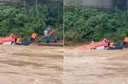 Thuyền đưa người dân vượt lũ qua sông bị chìm