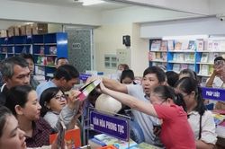 Thủ tướng chỉ đạo xử lý ngay tình trạng thiếu sách giáo khoa, bất cập suất ăn học đường