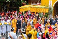 Nhà vua Thái Lan và Hoàng hậu dự lễ cầu an tại chùa Quán Sứ