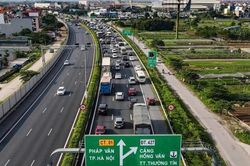 Bộ Xây dựng: Chạy xe 120 km/h trên cao tốc phải giữ khoảng cách tối thiểu 100 m