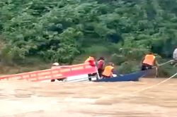 Chìm thuyền trên dòng nước lũ, nhiều người may mắn thoát nạn