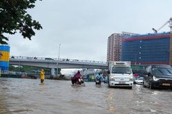 Dự báo thời tiết 16/9: Hà Nội và nhiều tỉnh miền Bắc tiếp tục mưa lớn