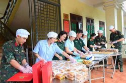 20 cán bộ, chiến sĩ vào bếp làm gần 20.000 bánh Trung thu tặng trẻ em