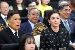 Nhà vua Thái Lan và Hoàng hậu dự lớp học tiếng Thái cùng sinh viên Việt Nam