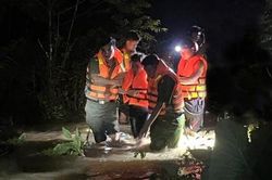 Công an, bộ đội vượt lũ dìu người dân đi cấp cứu giữa đêm