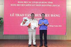 Đảng bộ VKSND tỉnh L&agrave;o Cai trao tặng Huy hiệu 30 năm tuổi Đảng cho đảng vi&ecirc;n