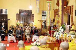Nhà vua Thái Lan và Hoàng hậu thăm chùa Quán Sứ và dự lễ cầu an