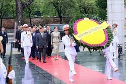Nhà vua và Hoàng hậu Thái Lan đặt vòng hoa tưởng niệm các Anh hùng liệt sĩ