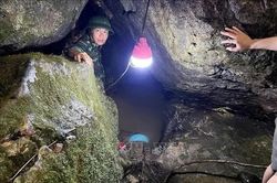 Giải cứu 3 người mắc kẹt trong hang giữa mưa lớn ở Phú Thọ