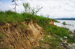 Sạt lở bờ sông, người dân Quảng Trị lo mất đất