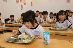 Bữa cơm học đường: Không chỉ là chuyện 'ăn no'