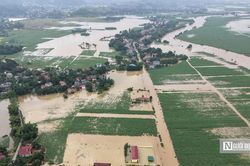 Nước sông Bưởi dâng cao, hàng trăm ngôi nhà ở Thanh Hóa chìm trong biển nước