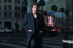 Tom Cruise khoe hình thể săn chắc ở tuổi 64
