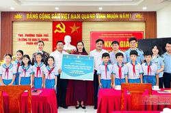 Chi cục Quản lý thị trường Hà Tĩnh tặng học sinh hơn 1.100 đầu sách
