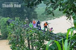 Hỗ trợ đỡ đẻ thành công cho sản phụ bị cô lập do mưa lũ