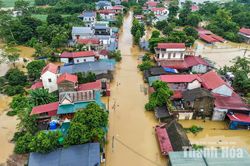 Nước sông Bưởi dâng cao, hàng trăm nhà dân ngập sâu
