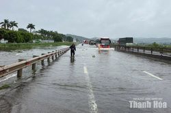 Quốc lộ 1 ngập sâu, giao thông ách tắc