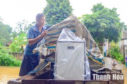 Người dân khẩn trương di dời tài sản khi nước lũ dâng cao