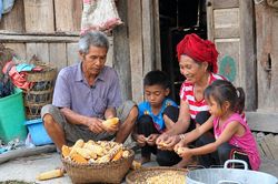 'Khoảng trống' phía sau những bước chân rời bản