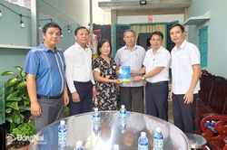 Thăm, tặng quà gia đình công nhân bị tai nạn lao động
