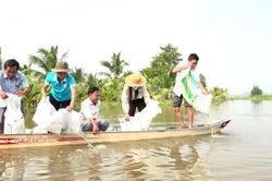 Xã Tân Thạnh: Thả hơn 28.000 con cá giống phát triển sinh kế, tái tạo nguồn lợi thủy sản
