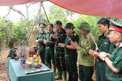 Quân khu 2 kiểm tra công tác tìm kiếm, quy tập hài cốt liệt sĩ tại Cam Đường