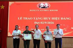 Đảng ủy x&atilde; Ph&uacute;c Kh&aacute;nh trao Huy hiệu Đảng cho 21 đảng vi&ecirc;n