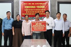 Phường Âu Lâu bàn giao kinh phí hỗ trợ xóa nhà tạm cho con đẻ của người hoạt động kháng chiến bị nhiễm chất độc hóa học