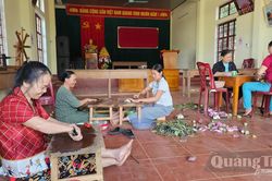 Kéo tơ từ sen