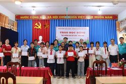 Hội Khuyến học tỉnh Tuyên Quang trao học bổng cho học sinh Bắc Mê