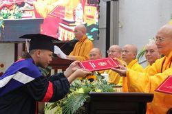 Học viện Phật giáo VN tại Huế trao Bằng tốt nghiệp cử nhân, thạc sĩ Phật học và khai giảng năm học 2026-2027