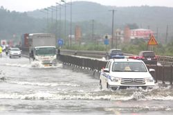 Cảnh sát giao thông Thanh Hóa lội nước phân luồng xe khi lũ thượng nguồn tràn về