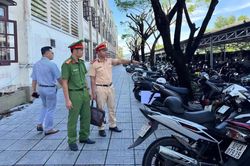 CSGT Đà Nẵng kiểm tra bãi giữ xe quanh trường học, hướng dẫn học sinh lái xe an toàn