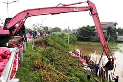 Ninh Bình: Huy động 130 người và máy xúc cùng 5.000 bao tải cát vá đê tả sông Đáy