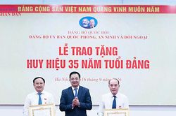 Đảng ủy Ủy ban Quốc ph&ograve;ng, An ninh v&agrave; Đối ngoại trao tặng Huy hiệu Đảng
