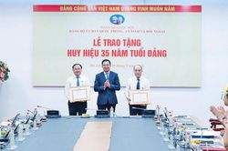 Trao Huy hiệu 35 năm tuổi Đảng tặng hai đảng viên Chi bộ Quốc phòng