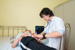 Ngại làm phiền con, người phụ nữ 67 tuổi âm thầm chịu đựng rồi tái phát đột quỵ