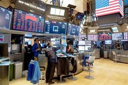 S&P 500, Nasdaq cùng giảm khi lợi suất trái phiếu áp sát 5%