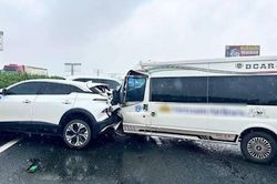 Ô tô dừng đột ngột trên cao tốc, gây tai nạn liên hoàn