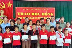 Hội Khuyến học Tuyên Quang tháo gỡ khó khăn tổ chức Hội cơ sở, trao học bổng 'Học không bao giờ cùng'