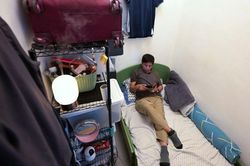 Căn phòng rộng vỏn vẹn 2,9m2 có giá thuê hơn 14 triệu đồng/tháng, người đàn ông vẫn chấp nhận chỉ vì lý do này