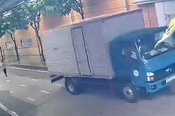 Xe tải lùi trong khuôn viên công ty, cán tử vong nữ công nhân 47 tuổi