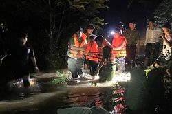 Căng dây vượt 3 cầu tràn, đưa người phụ nữ đi cấp cứu trong đêm