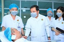 Bí thư Thành ủy Hà Nội Trần Đức Thắng thăm hỏi, động viên nạn nhân vụ cháy tại phường Tây Hồ
