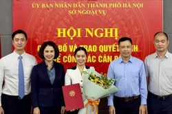 Sở Ngoại vụ thành phố Hà Nội trao các quyết định về công tác cán bộ