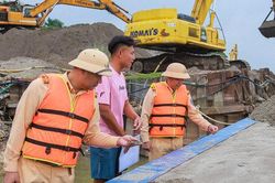 Tuần tra phòng ngừa 'cát tặc', bảo đảm an toàn tuyến đường thuỷ những ngày mưa lớn