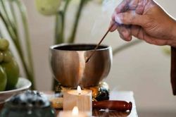 Thắp hương buổi tối nên biết điều này để không rước họa
